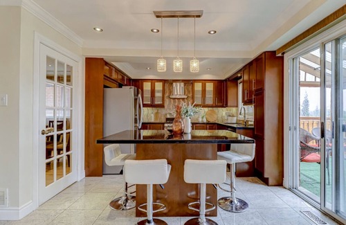 East Credit Hotel | Prestige Manor – 6BR | Sunroom | 3400 Sqft
