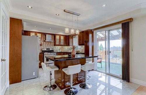 East Credit Hotel | Prestige Manor – 6BR | Sunroom | 3400 Sqft