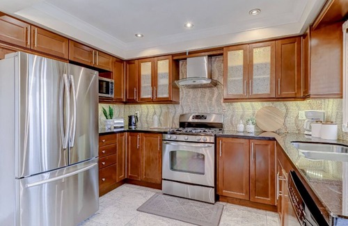 East Credit Hotel | Prestige Manor – 6BR | Sunroom | 3400 Sqft