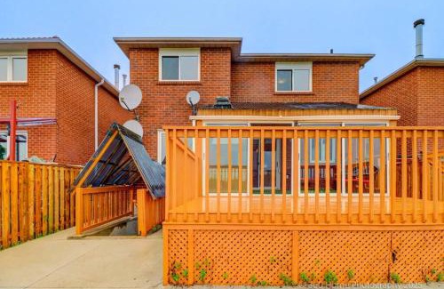 East Credit Hotel | Prestige Manor, 6BR with Sunroom and 3400 Sqft by Instant Suites