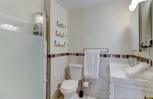 East Credit Hotel | Prestige Manor, 6BR with Sunroom and 3400 Sqft by Instant Suites