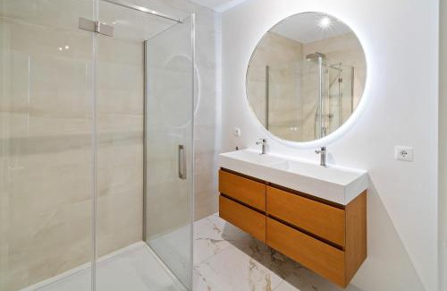 Centrum Apartment | Prestige Xl Full-home Near City Center And Park