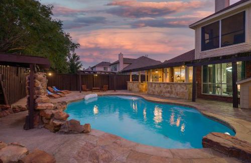 Sachse House | Prestigious 5BR 3,5BA Holiday Home with Pool, Sauna, Game Room & Bar