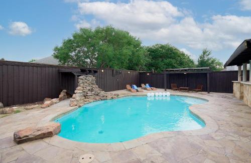 Sachse House | Prestigious 5BR 3,5BA Holiday Home with Pool, Sauna, Game Room & Bar