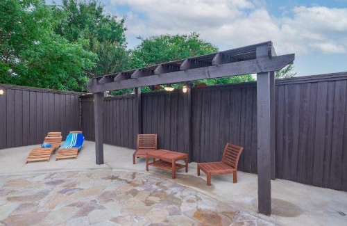 Sachse House | Prestigious 5BR 3,5BA Holiday Home with Pool, Sauna, Game Room & Bar