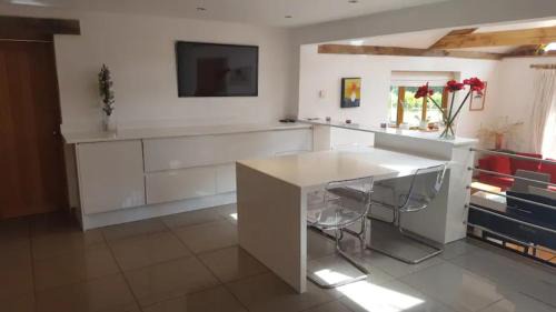 Haslemere House | Prestwick Oak - 2 Luxury Ensuite Doubles - Sleeps 4-6 - Rural Quirky Contemporary