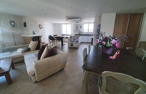 Chateauneuf-les-Martigues Villa | Pretty villa for 7 people with swimming pool and summer kitchen, 10 minutes from the sea!