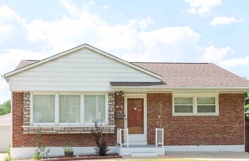 St. Louis House | Pretty *3BDR/2Bath Home* in a Good Area Next to Parks & Close to Downtown!