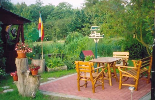 Alt Farpen Apartment | Pretty Apartment in Alt Farpen with Terrace, Fenced Garden