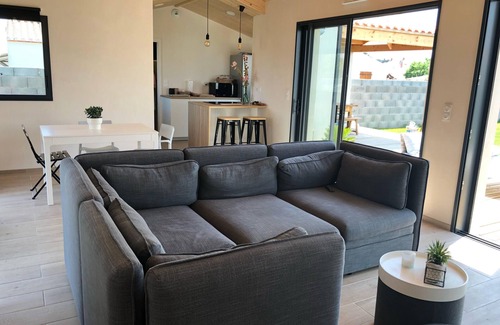 Noirmoutier-en-l'Ile House | Pretty black house on one level - 300m beach and shops.