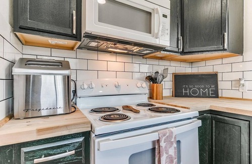 Guthrie House | Pretty in Pink. Wi-fi. Sleeps 6.