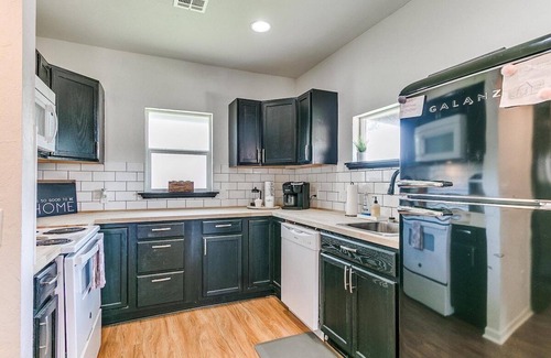 Guthrie House | Pretty in Pink. Wi-fi. Sleeps 6.