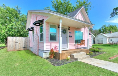 Guthrie House | Pretty in Pink. Wi-fi. Sleeps 6.