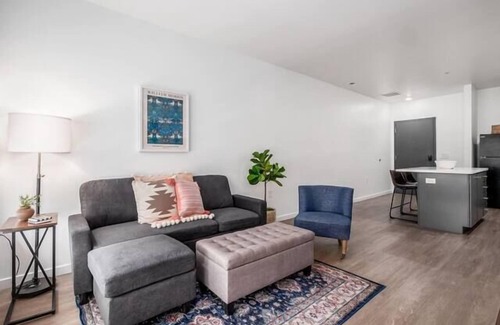 Downtown Columbus Apartment | Pretty Pink & Gray 1BR Suite in Heart of Columbus