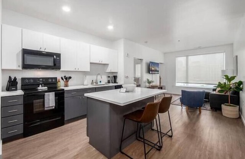 Downtown Columbus Apartment | Pretty Pink & Gray 1BR Suite in Heart of Columbus