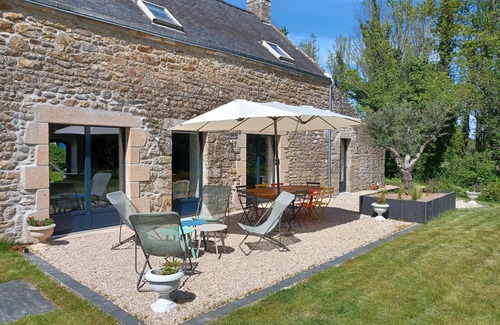 Locmariaquer House | Pretty, recently restored farmhouse in a quiet location close to the water.
