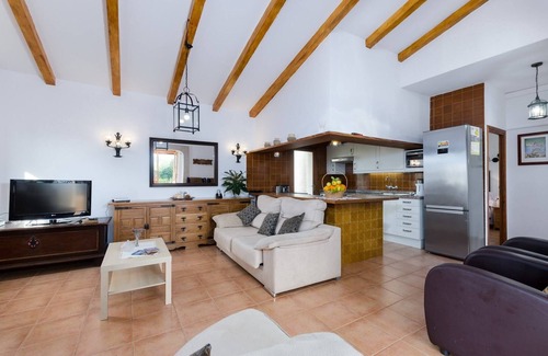 Alaro Cottage | Pretty villa with balcony