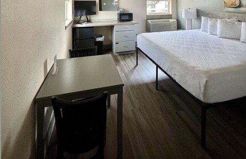 Waukesha Hotel | Price Pointe Inn