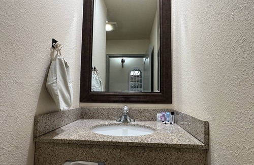 Waukesha Hotel | Price Pointe Inn