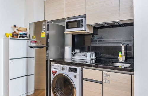 Bangkok Central Business District Apartment | Price2 Space4, 500m Bts, Rooftop Pool, High Speed Wifi