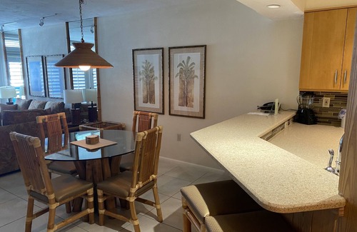 Historic Seaport Condo | Priced to book! Sleeps 4- Walking Distance to Duval!