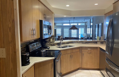 Historic Seaport Condo | Priced to book! Sleeps 4- Walking Distance to Duval!