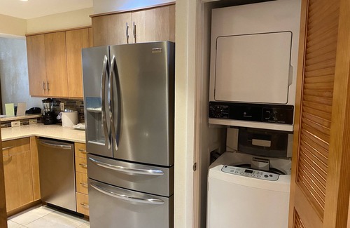 Historic Seaport Condo | Priced to book! Sleeps 4- Walking Distance to Duval!