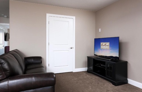 St. George Apartment | Pride of the Ledges