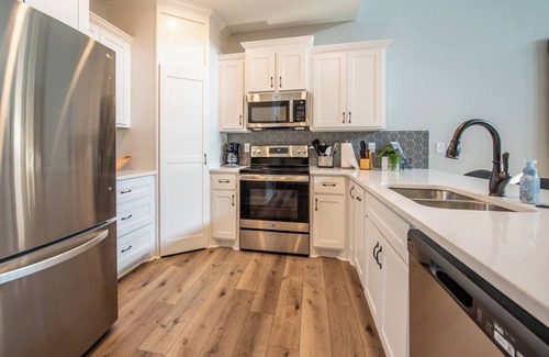 Smithville House | Primary bedroom, living room, and kitchen on main floor - no steps!