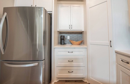 Smithville House | Primary bedroom, living room, and kitchen on main floor - no steps!