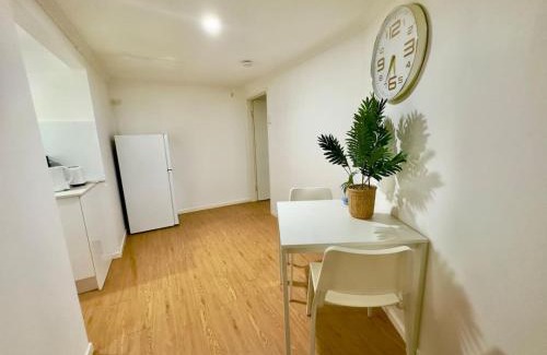 Macgregor Apartment | Prime 1BR Near Transport and Retail