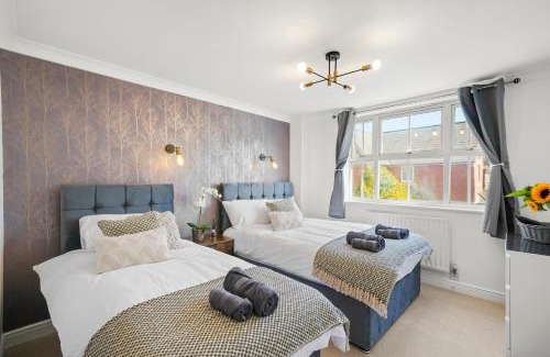 Bicester House | PRIME 3 BED HOUSE to BICESTER OUTLET for 8 People by Platinum Key Properties