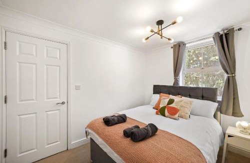 Bicester House | PRIME 3 BED HOUSE to BICESTER OUTLET for 8 People by Platinum Key Properties