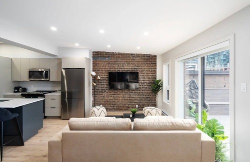 Cite Multimedia Apartment | "Prime 4-Guest Locale: Newly Renovated, Spacious"