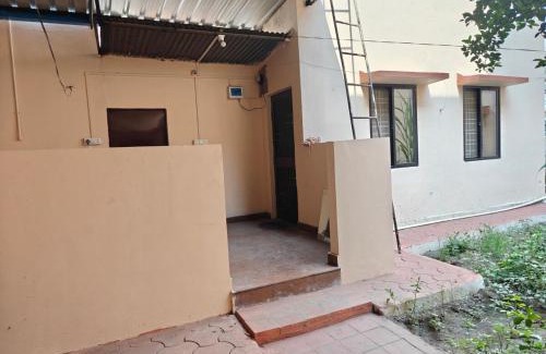 Bhopal Villa | Prime Area 1 Room Budget Stay