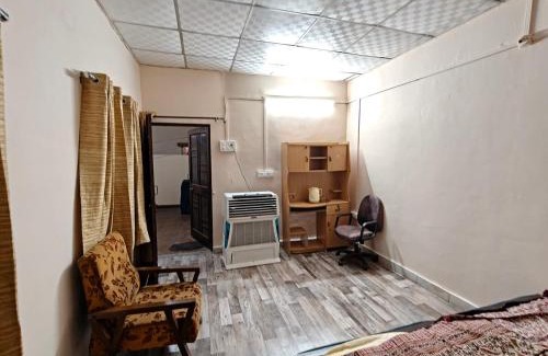 Bhopal Villa | Prime Area 1 Room Budget Stay
