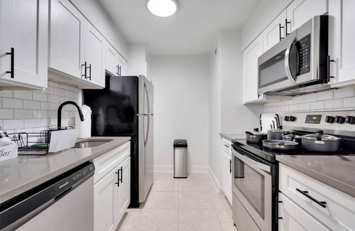 SoHo Apartment | Prime Bayshore Stay | Pool, Gym, & Free Parking!