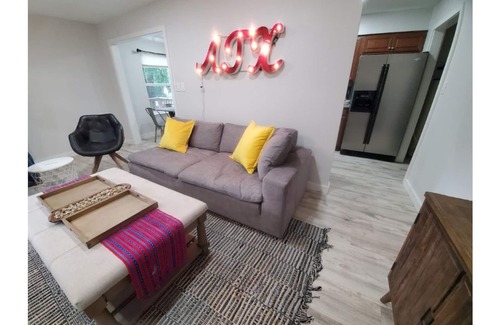 Parker Lane House | Prime Central Austin Getaway: Style & Convenience