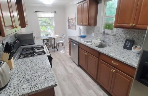 Parker Lane House | Prime Central Austin Getaway: Style & Convenience