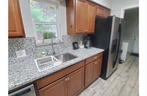 Parker Lane House | Prime Central Austin Getaway: Style & Convenience