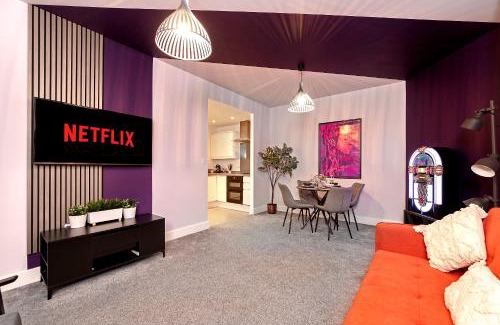 Central Milton Keynes Apartment | PRIME City Centre Location, THE JUKE BOX SUITE, Secure Gated FREE Parking Space, Unique STYLISH Apartment, Two Bathrooms
