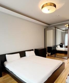 Tiergarten Apartment | Prime Comfort Apartment with Balcony & Free Parking