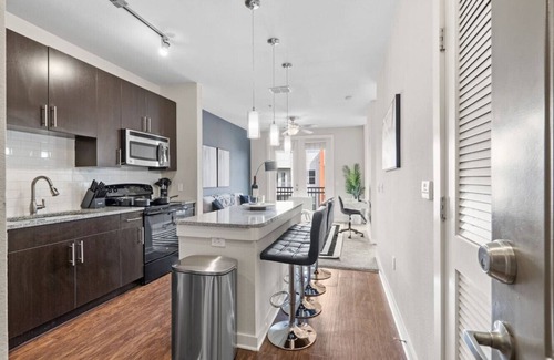 Courier City - Oscawana Apartment | Prime Downtown 1BR | Pool, Gym & FREE Parking!
