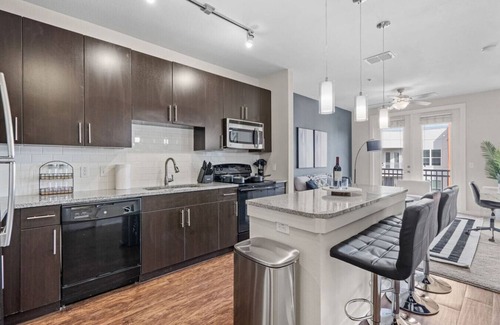 Courier City - Oscawana Apartment | Prime Downtown 1BR | Pool, Gym & FREE Parking!