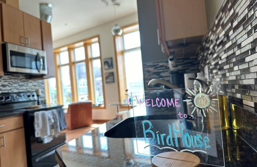 Downtown Minneapolis Condo | Prime downtown Minneapolis location. Sleeps 4, 2BR, 1BA, full kit.