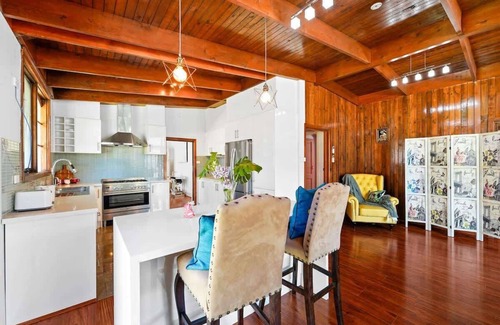 Glen Huntly House | Prime Glen Huntly Beauty - 4BR Family Home w pool