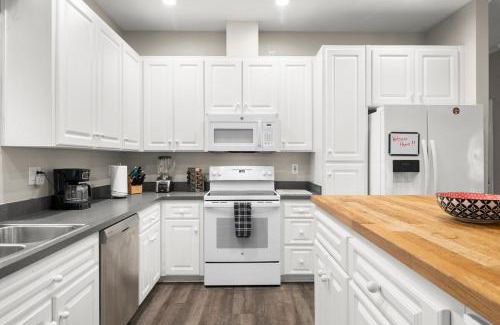 Hyde Park House | Prime Hyde Park Stay - 4 Min to Beach & Fun Games!