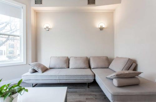 Lakeview Apartment | Prime Location! - 1 Min Walk to Wrigley Field - 2BR Apts Perfect for Cubs Fans!