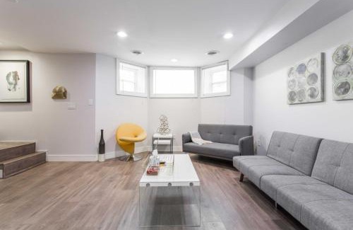 Lakeview Apartment | Prime Location! - 1 Min Walk to Wrigley Field - 2BR Apts Perfect for Cubs Fans!