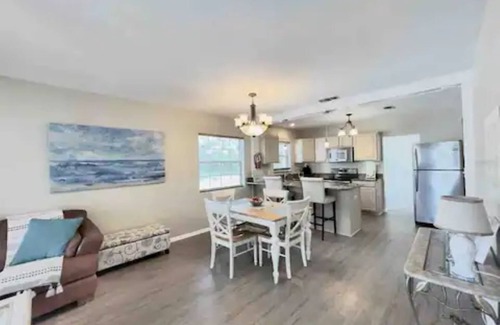 Dunedin House | Prime Location, 2 Bath/2 Bed Perfect Getaway